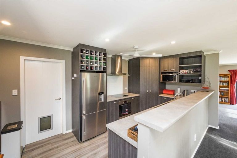 Photo of property in 32 Tokomaru Road East, Tokomaru, Palmerston North, 4474