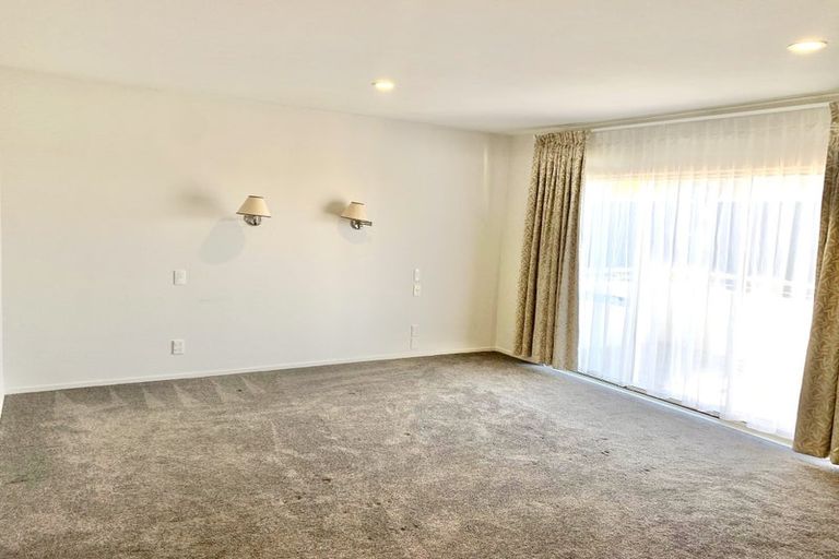 Photo of property in 31 Churchill Road, Murrays Bay, Auckland, 0630