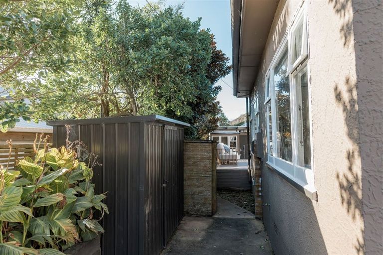 Photo of property in 35 Pukatea Street, Eastbourne, Lower Hutt, 5013
