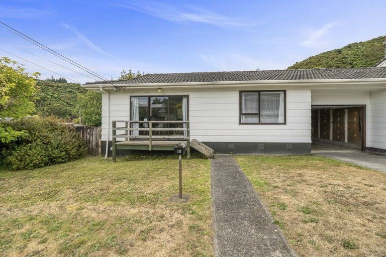 Photo of property in 1a Sunny Grove, Wainuiomata, Lower Hutt, 5014