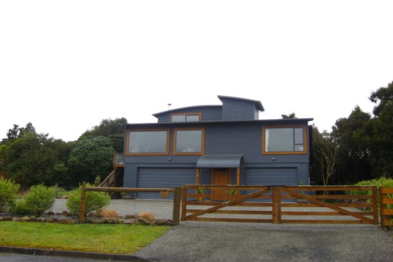 Photo of property in 17 Brownlee Drive, Moana, 7872