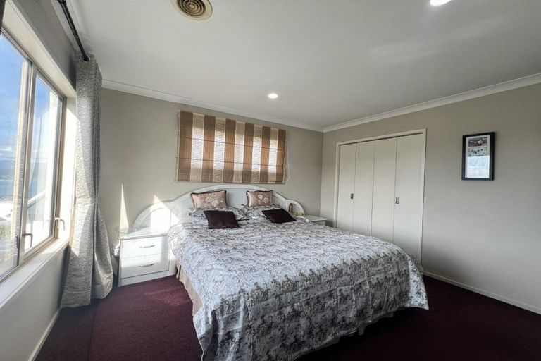 Photo of property in 26 Tamworth Crescent, Newlands, Wellington, 6037