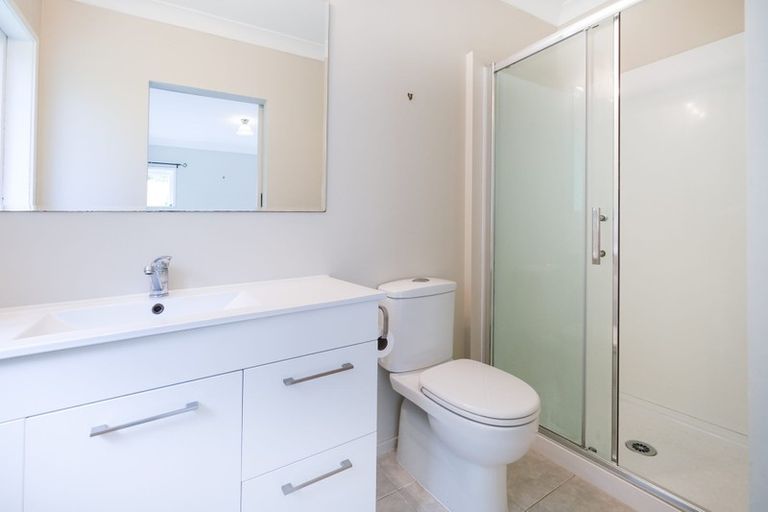 Photo of property in 2/17 Woodlands Crescent, Browns Bay, Auckland, 0630