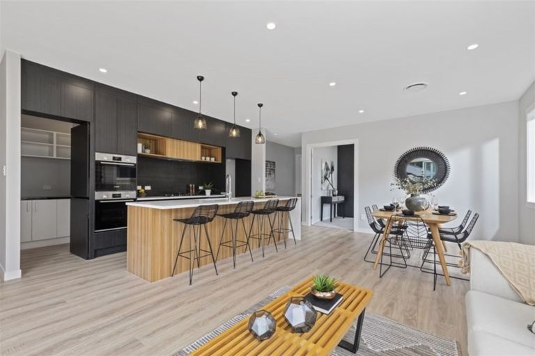 Photo of property in 13 Vinistra Road, Kumeu, 0810