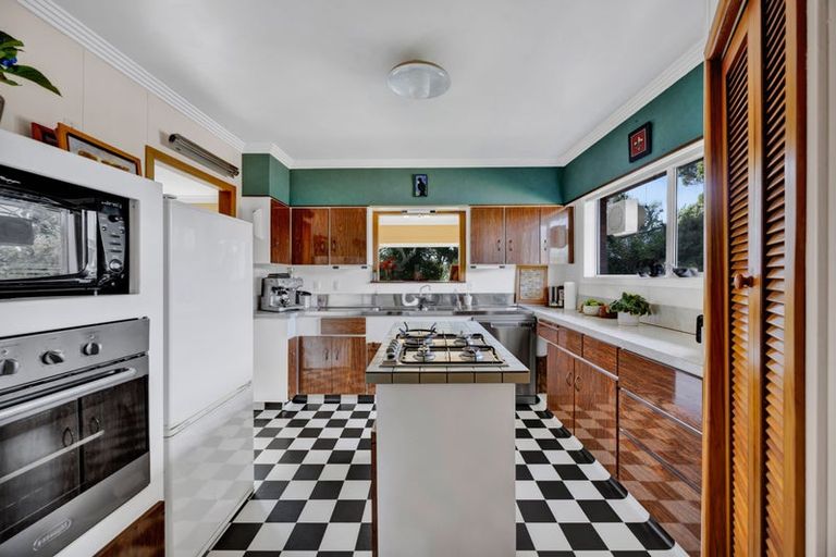 Photo of property in 8 Longview Drive, Merrilands, New Plymouth, 4312