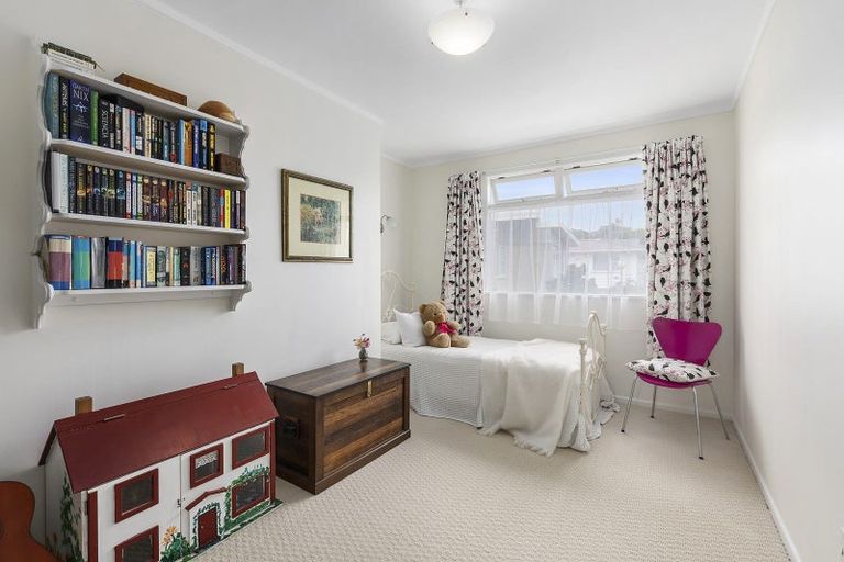 Photo of property in 18 Maple Grove, Kingston, Wellington, 6021