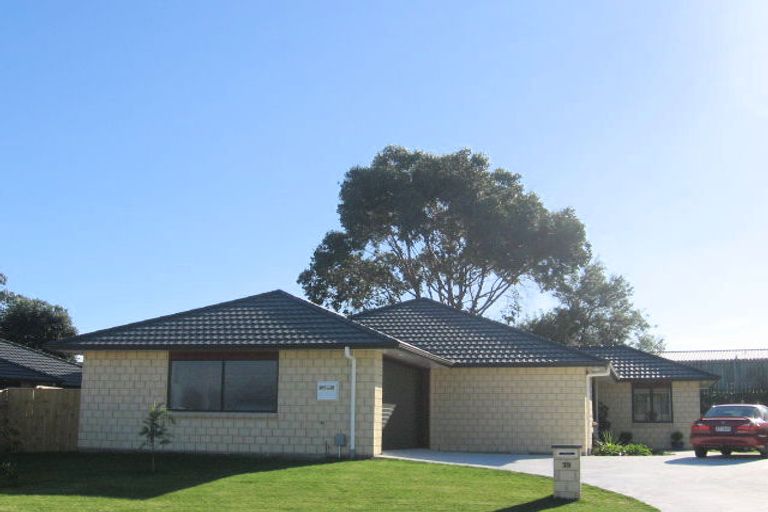 Photo of property in 35 Gandalf Crescent, Paraparaumu, 5032