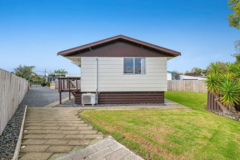 Photo of property in 2/26 Parakai Avenue, Parakai, 0830