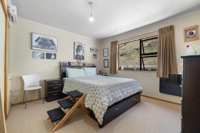 Photo of property in 48 Wynyard Crescent, Fernhill, Queenstown, 9300