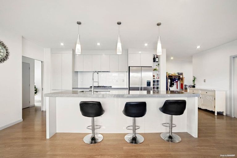 Photo of property in 36 Sohlue Place, Oteha, Auckland, 0632