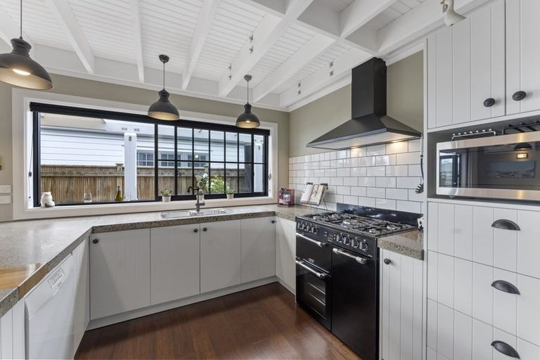 Photo of property in 5 Colombo Street, Hokowhitu, Palmerston North, 4410