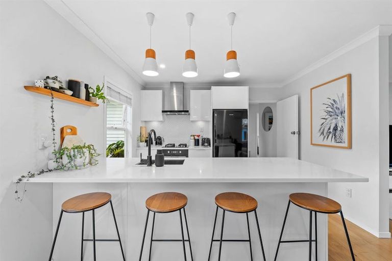 Photo of property in 1/17 Arosa Place, Forrest Hill, Auckland, 0620