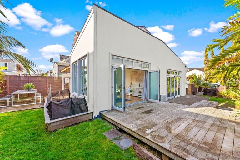 Photo of property in 11f Clearwater Cove, West Harbour, Auckland, 0618