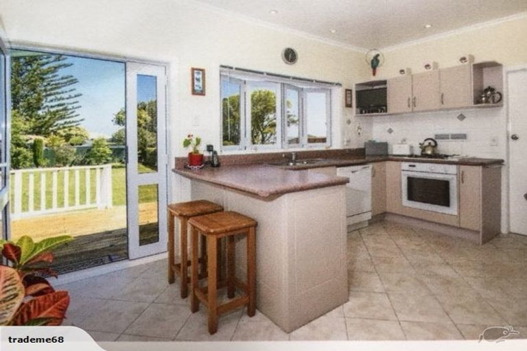 Photo of property in 9 Bernleigh Terrace, West Harbour, Auckland, 0618