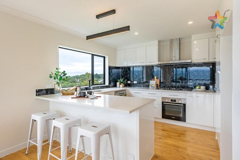 Photo of property in 8 Poto Road, Normandale, Lower Hutt, 5010