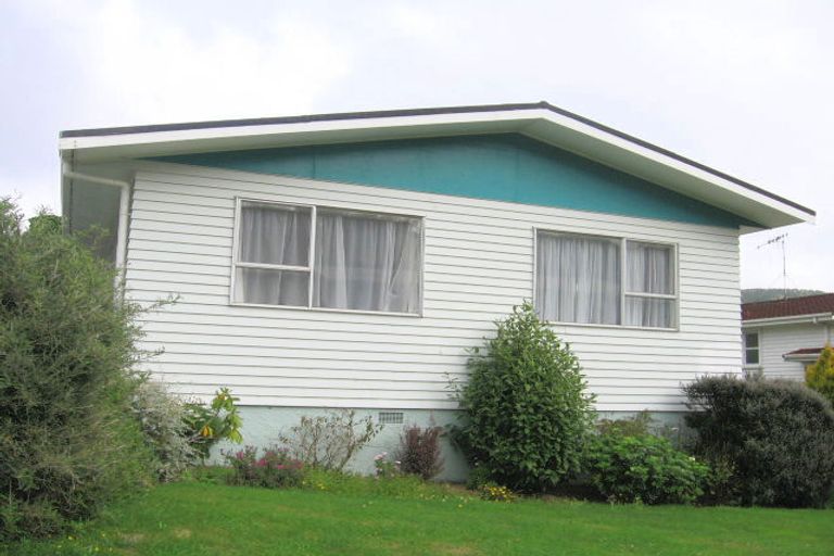 Photo of property in 9 Zande Terrace, Tawa, Wellington, 5028