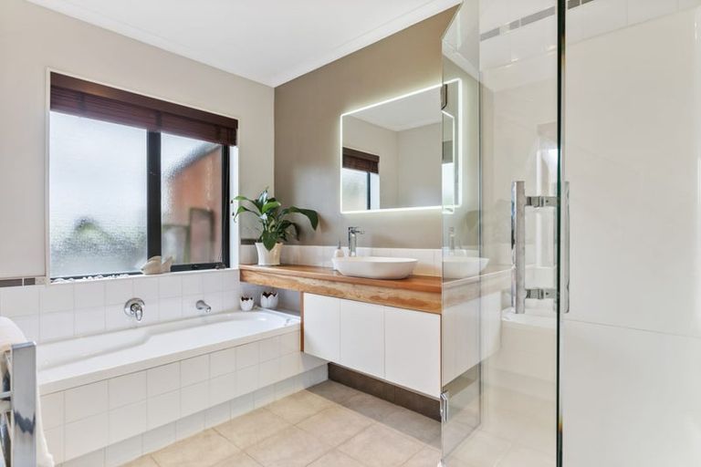 Photo of property in 25 Kilsyth Way, East Tamaki Heights, Auckland, 2016