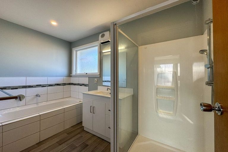 Photo of property in 21 Rosedale Place, Avonhead, Christchurch, 8042