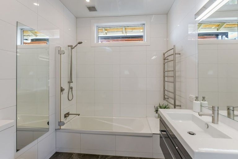 Photo of property in 9 Wha Street, Lyall Bay, Wellington, 6022