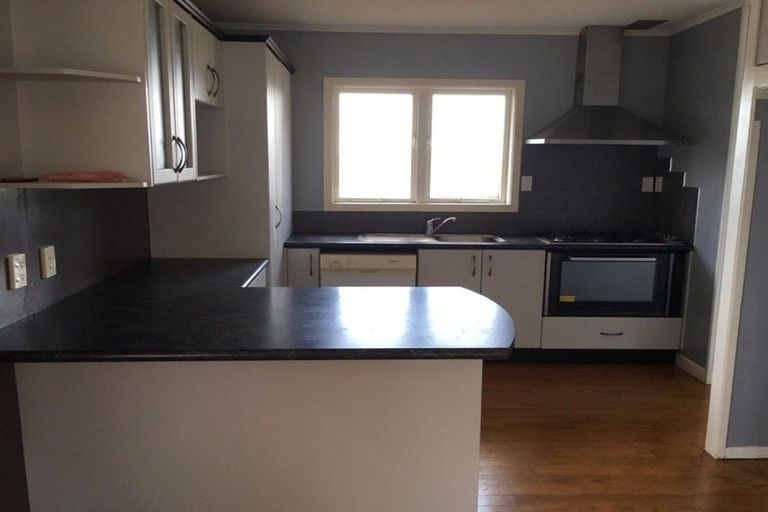 Photo of property in 16 Taupo Street, Green Bay, Auckland, 0604