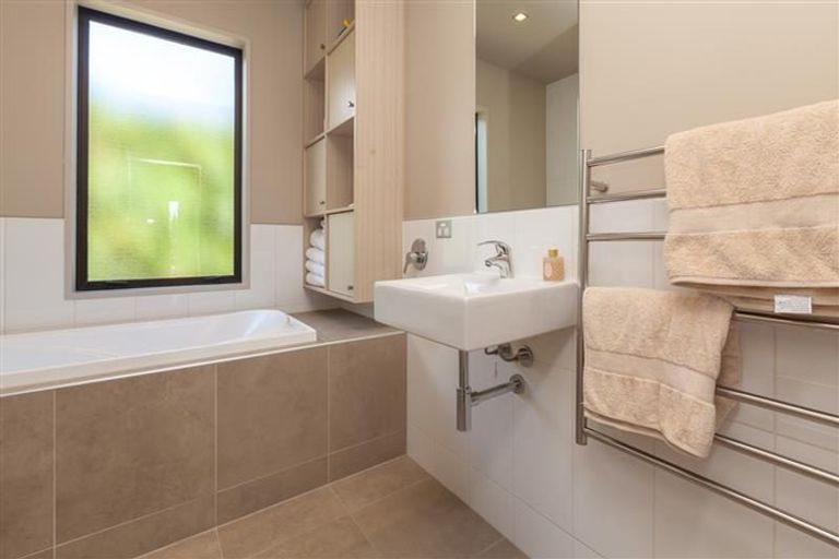 Photo of property in 10 Jackby Court, Jacks Point, Queenstown, 9371