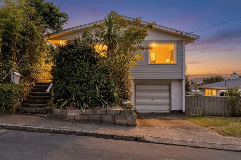 Photo of property in 6 Link Road, Newlands, Wellington, 6037