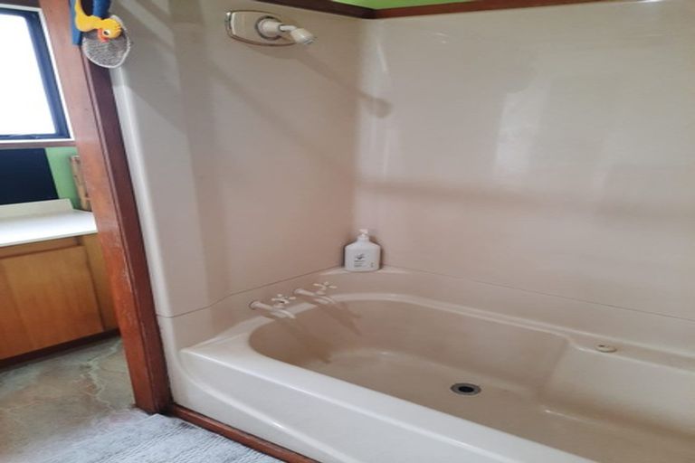 Photo of property in 21 Te Ahuahu Road, Piha, 0772