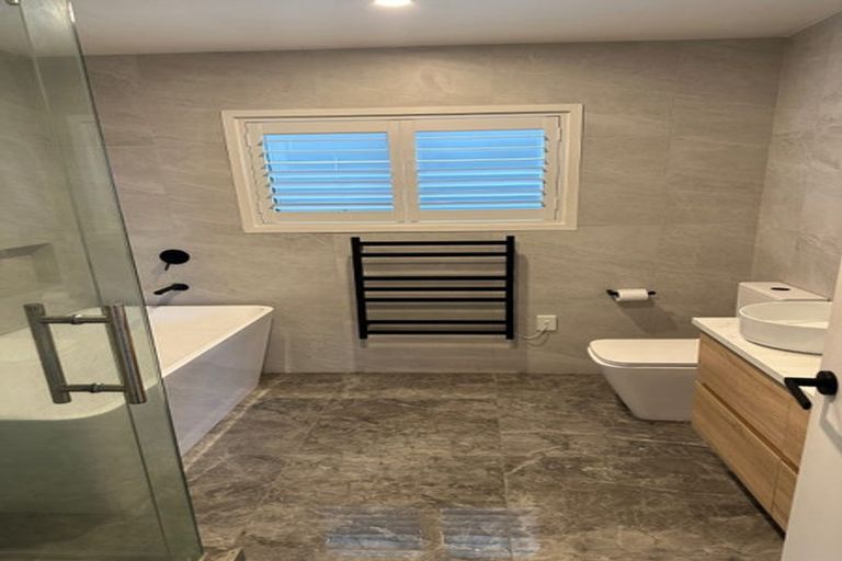 Photo of property in 1/35 Aberdeen Road, Castor Bay, Auckland, 0620