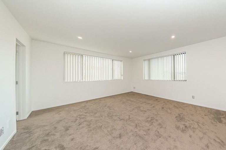 Photo of property in 2 Azzurro Way, Flat Bush, Auckland, 2019