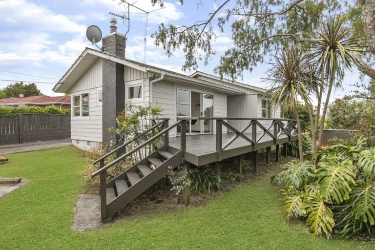 Photo of property in 14 Taupo Street, Green Bay, Auckland, 0604