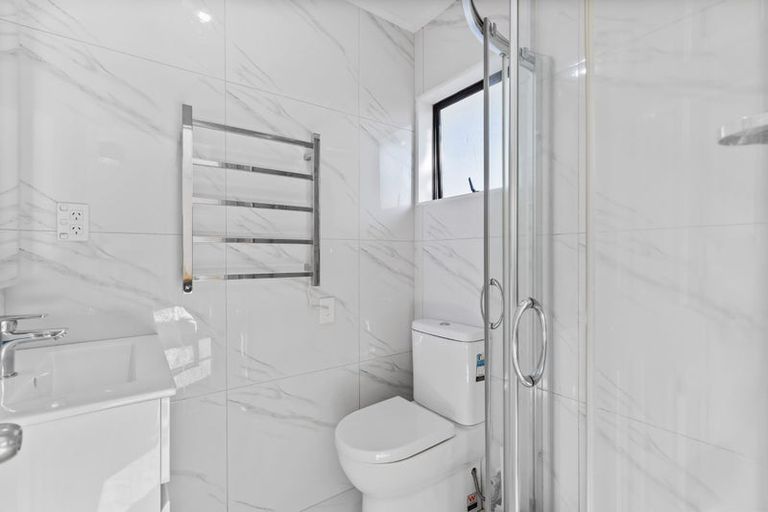 Photo of property in 2/16 Matisse Drive, West Harbour, Auckland, 0618