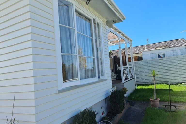 Photo of property in 9 Sylvan Crescent, Te Atatu South, Auckland, 0610