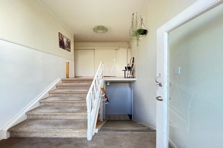 Photo of property in 48 Valley View Road, Glenfield, Auckland, 0629