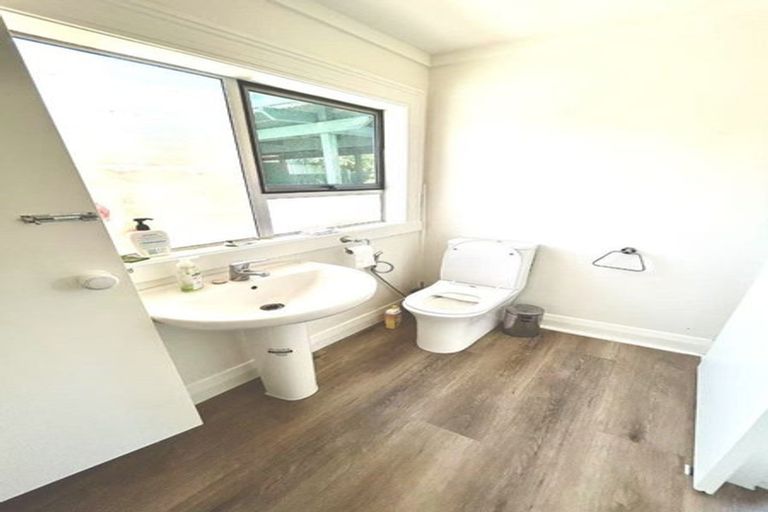 Photo of property in 76 Onewa Road, Northcote Point, Auckland, 0627