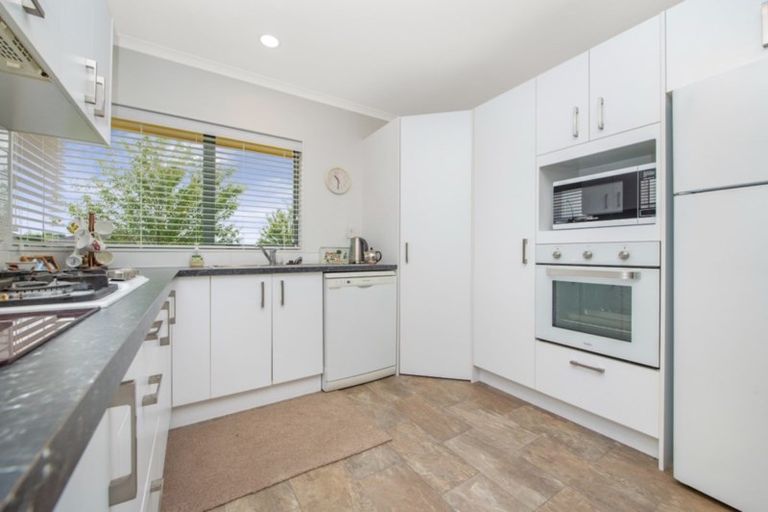 Photo of property in 2 Highgrove Drive, Grandview Heights, Hamilton, 3200