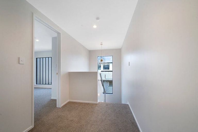 Photo of property in 9 Lomond Street, Newlands, Wellington, 6037
