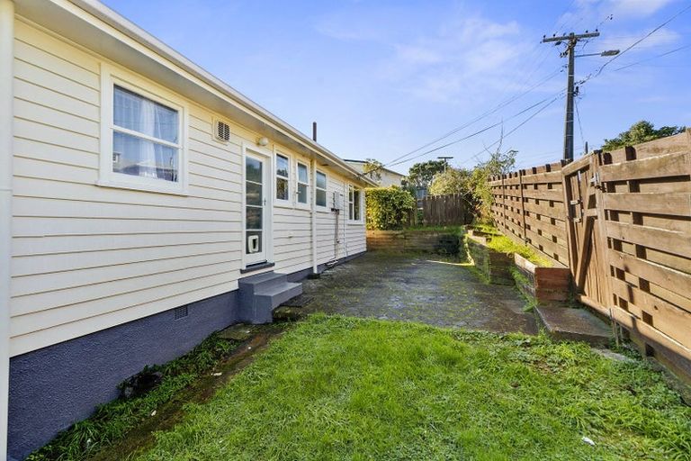 Photo of property in 3a Kinapori Terrace, Newlands, Wellington, 6037