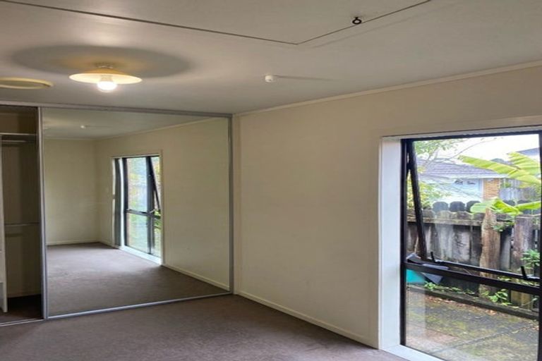 Photo of property in 4 Heversham Place, Glendene, Auckland, 0602