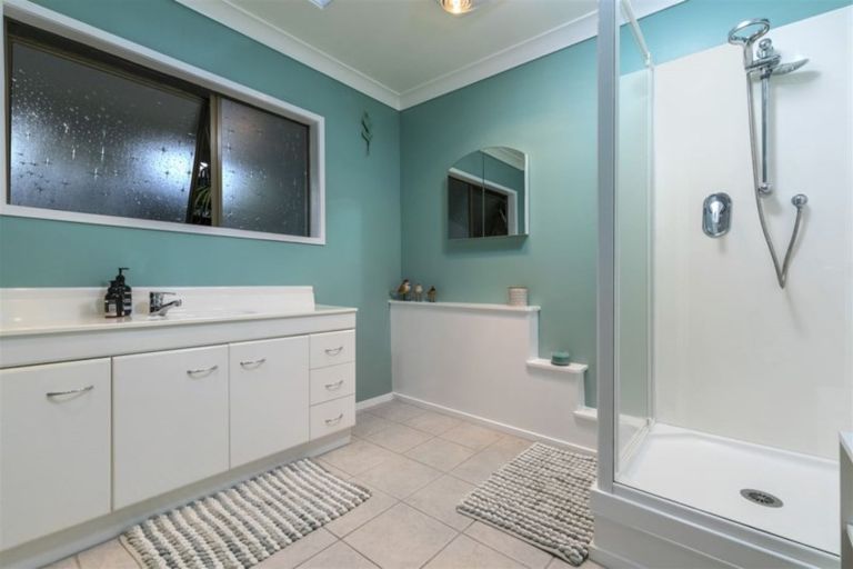 Photo of property in 17 Opanuku Road, Henderson Valley, Auckland, 0612