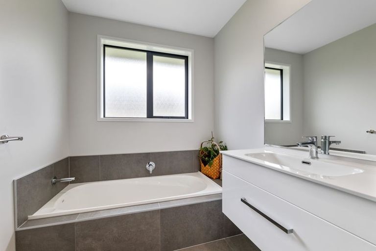 Photo of property in 52 Fernbrook Drive, Hurworth, New Plymouth, 4310