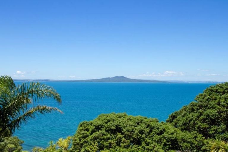 Photo of property in 2/19 Churchill Road, Murrays Bay, Auckland, 0630