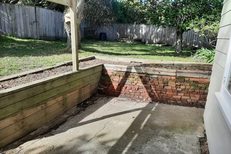 Photo of property in 14 Te Pari Pari Road, Pukerua Bay, 5026