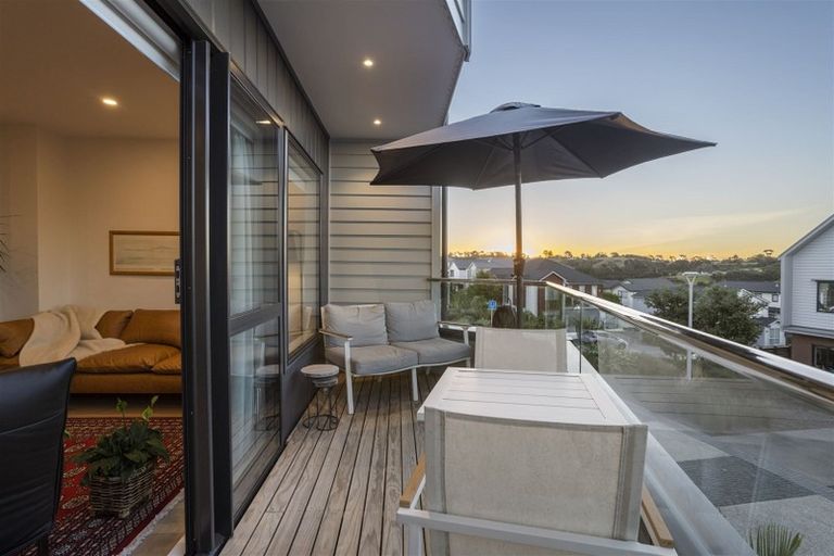 Photo of property in 14 Moki Place, Long Bay, Auckland, 0630