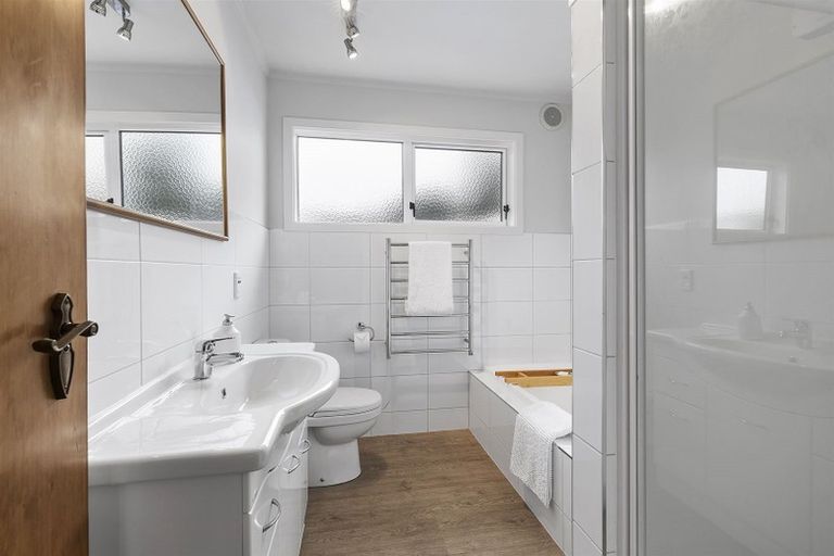 Photo of property in 142 Kahu Road, Paremata, Porirua, 5024