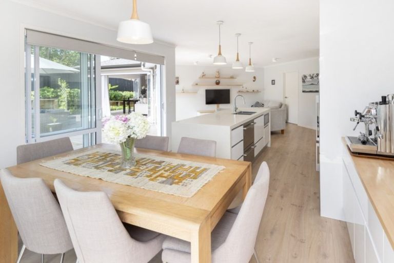 Photo of property in 70 Beach Road, Mellons Bay, Auckland, 2014