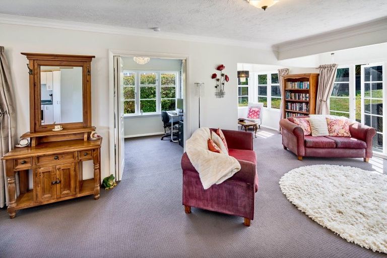 Photo of property in 2 Kereru Bend, Tawa, Wellington, 5028