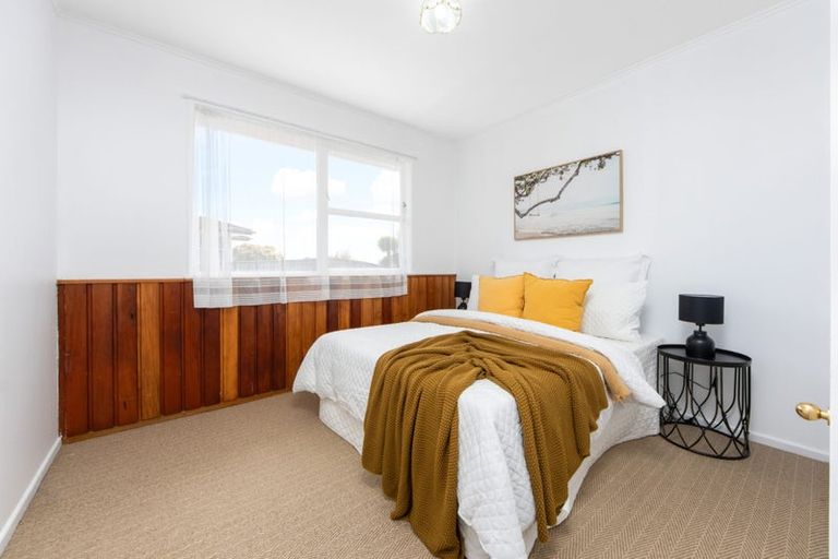 Photo of property in 12 Ashbourne Place, Glendene, Auckland, 0602