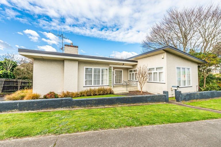 Photo of property in 20 Great North Road, Saint Johns Hill, Whanganui, 4500