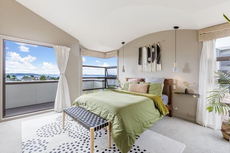 Photo of property in 135 Wiseley Road, West Harbour, Auckland, 0618