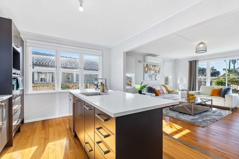 Photo of property in 5 Toatoa Place, Mangere Bridge, Auckland, 2022